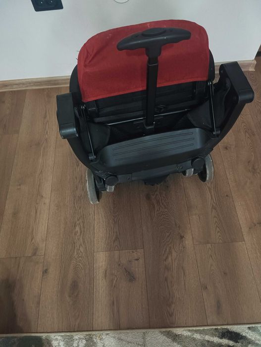 Cărucior sport cu poziție de somn puțin folosit