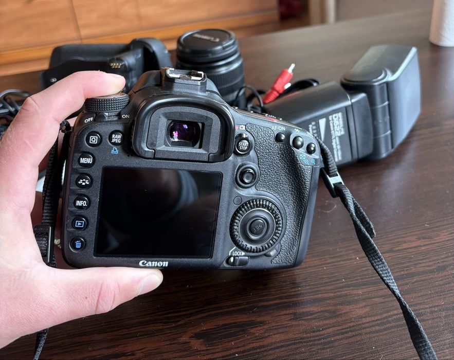Продавам фото комплект Canon EOS 7D + аксесоари