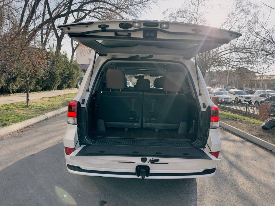 Toyota Land Cruiser 200, 2019 г. — 84 000 км—Белый — 4.0 V6 — бак 150л