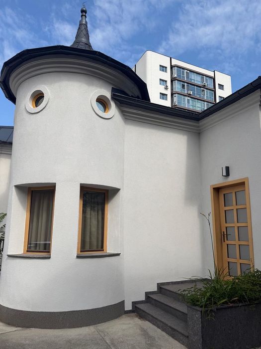 Casa de vanzare in centru la doar 5 minute de mers pe jos de UMF