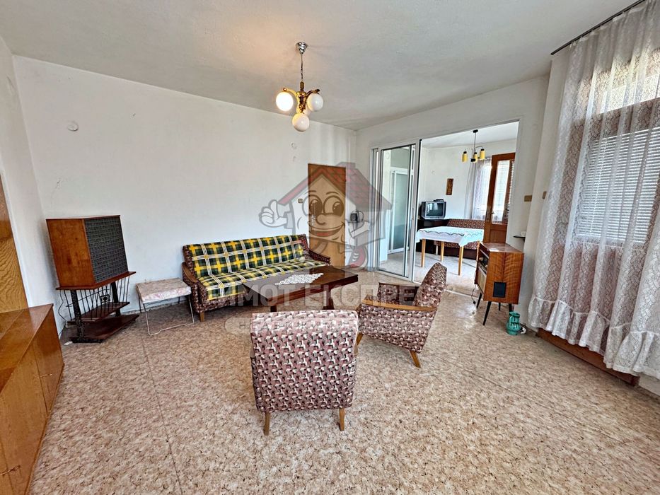 Етаж от къща, мансарден апартамент и гараж, Централна градска част