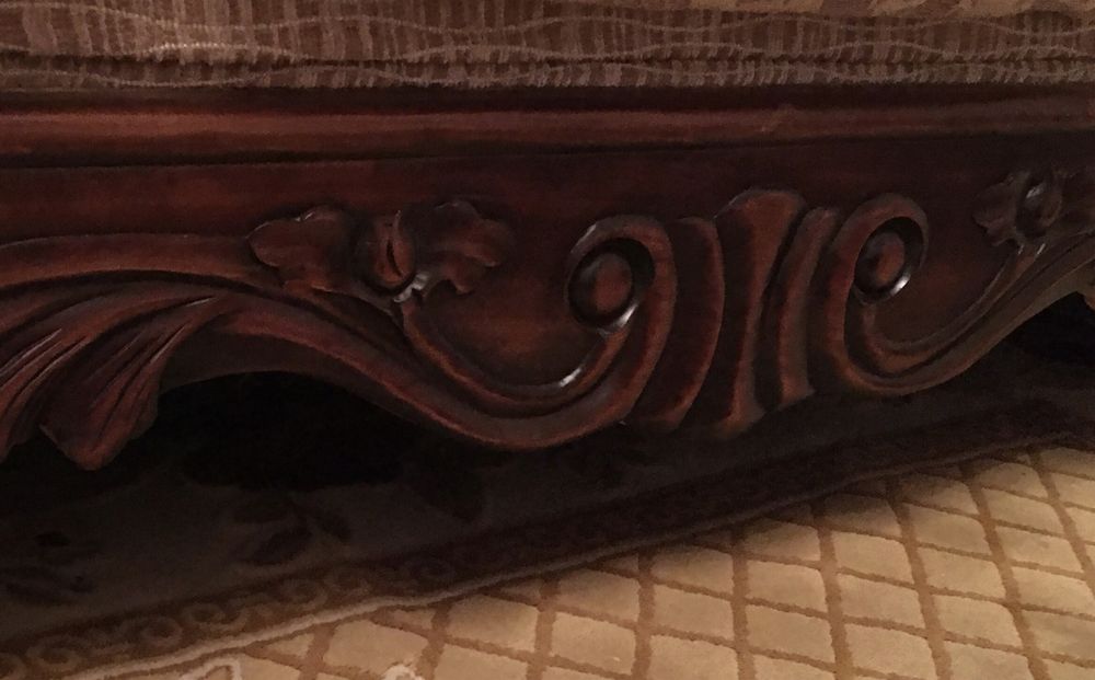 Диван для гостиной в классическом стиле