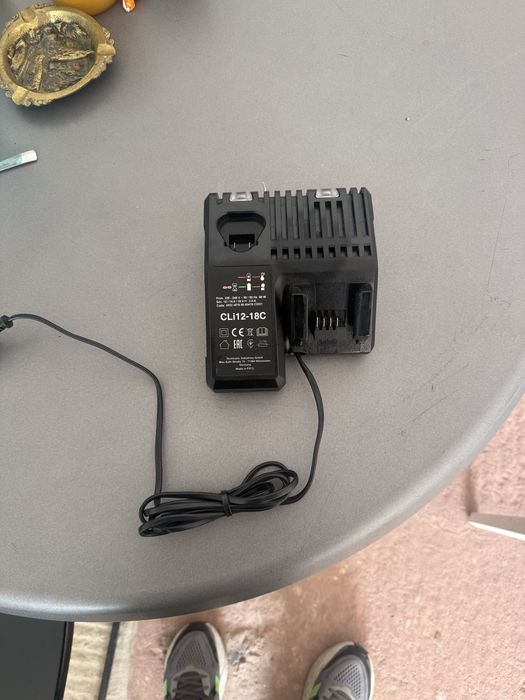 Зарядно устройство за Li-Ion батерии Milwaukee M12-18