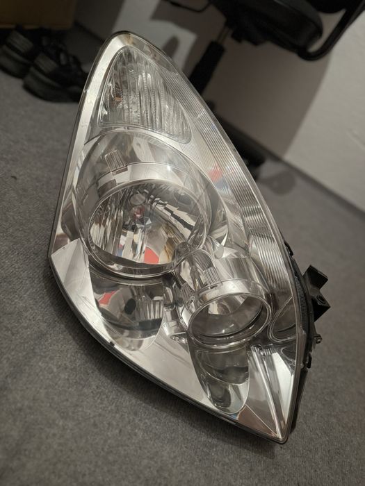 Преден фар /десен/ тойота версо Toyota verso 2007-2009