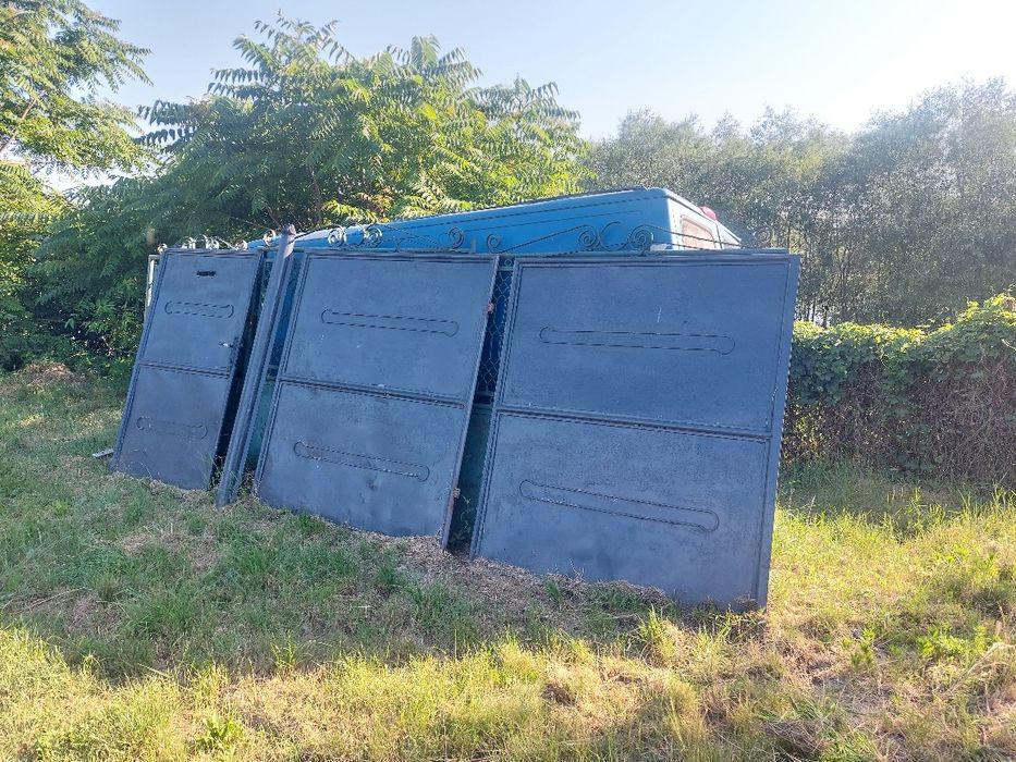 Vând Porți metalice folosite