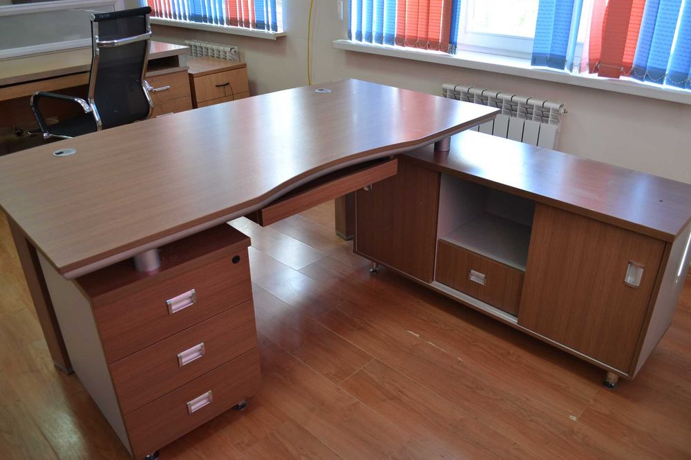 Офисный стол мощный