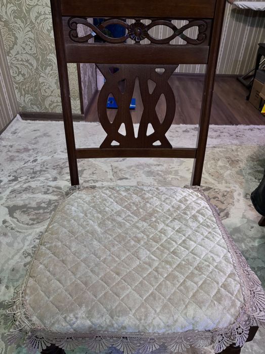 Стулья и стол для гостиной