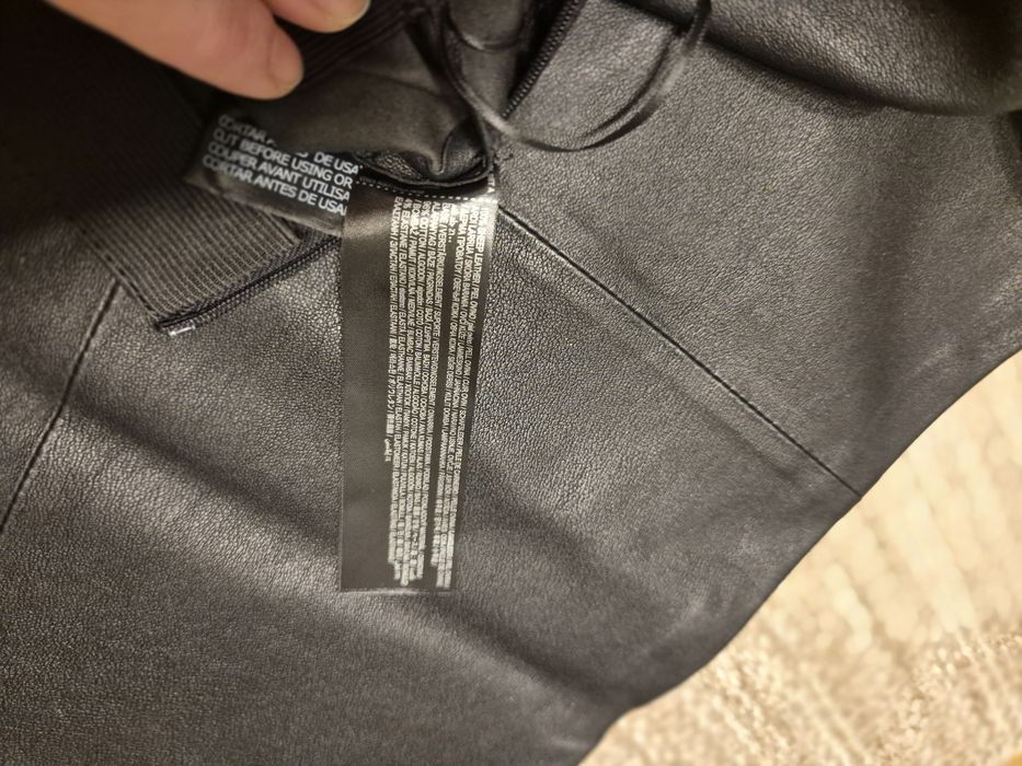 Pantaloni de piele Mango