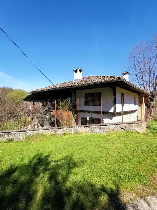 Двуетажна,възрожденска къща с голям двор в село Миндя