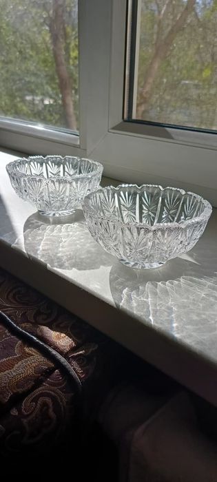 Хрустальные изделия в ассортименте.