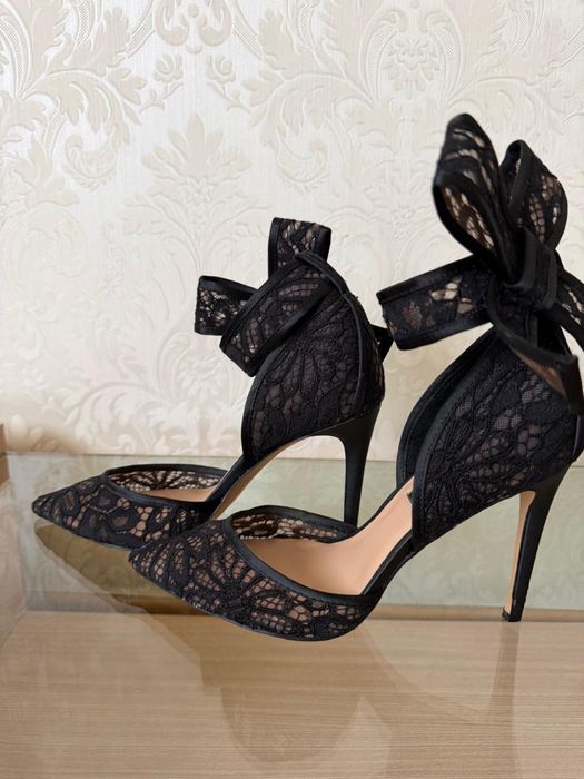 Стильные кружевные туфли