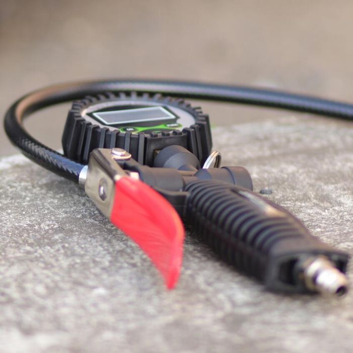 Pistol pneumatic pentru umflat roti cu manometru si afisaj digital