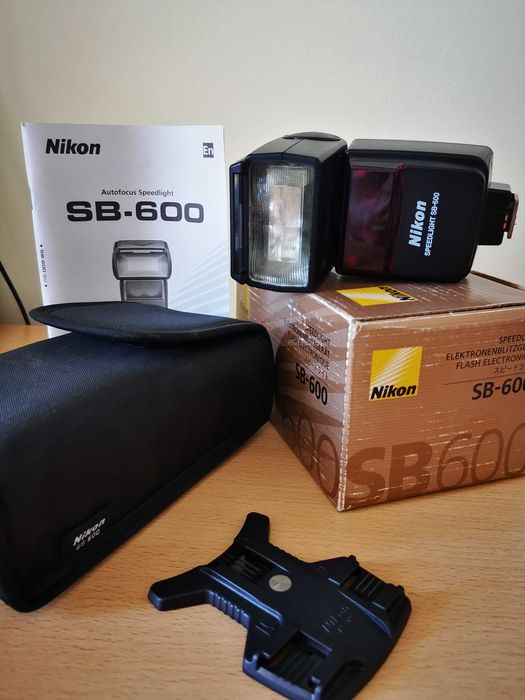 Вспышка Nikon SB600