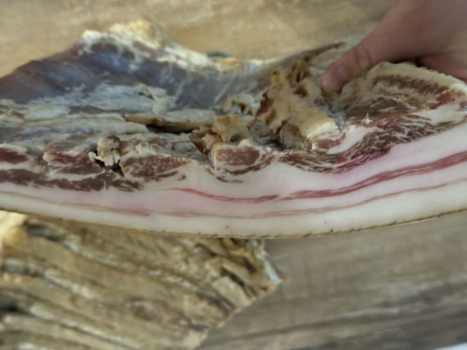 Vindem şuncã, slãninã şi alte mezeluri