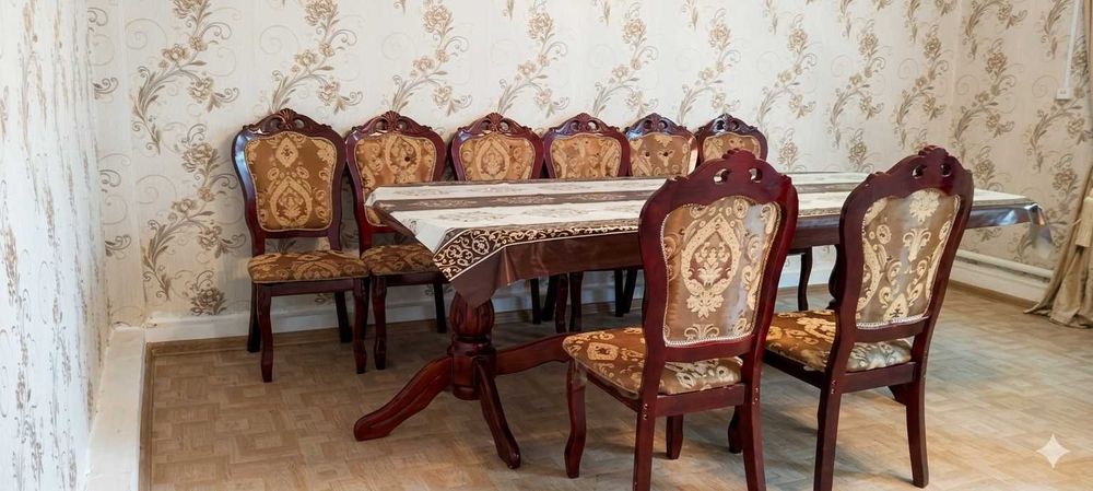 Госьиный стол со стульями