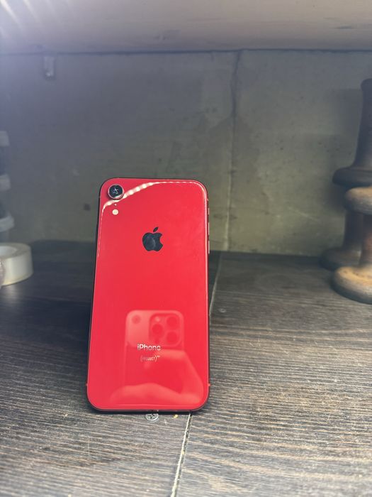 iPhone XR, красный.
