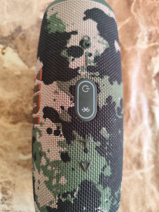 Продавам JBL Charge 5