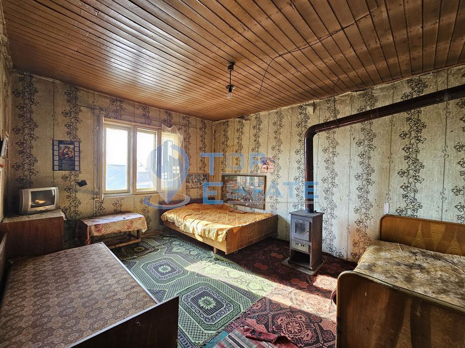 Голяма едноетажна тухлена къща с гараж в село Страхилово