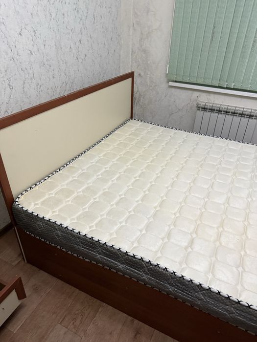 Кровать с матрасом и комодом