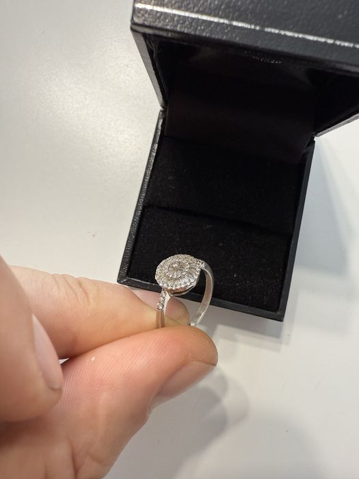 Vand inel cu diamante pretioase dama