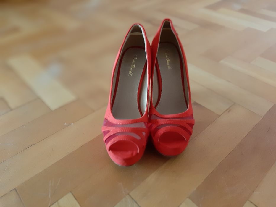 Червени отворени елегантни обувки