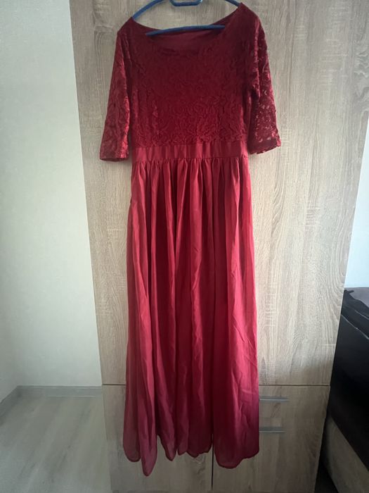 Дълга червена рокля с дантела