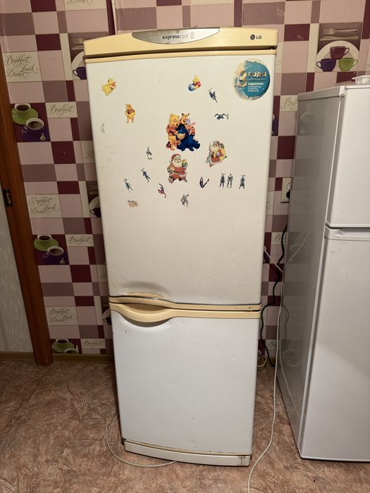 Холодильник старый