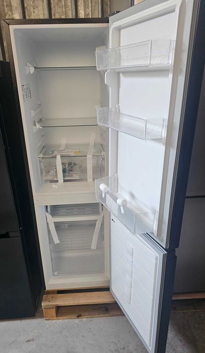 Comfee RCB169DK2(E) Freestanding refrigerator-freezer, temperature control and adjustable feet [Energy Class E]