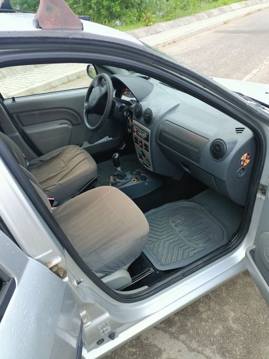Vând Dacia Logan
