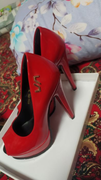 Turkiyadan keltirilgan ayollar tuflisi.