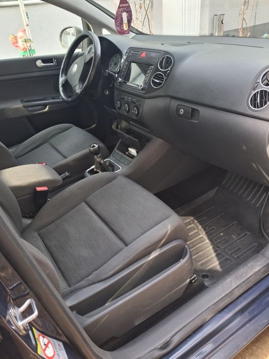 Proprietar. Vând golf 5. Plus
