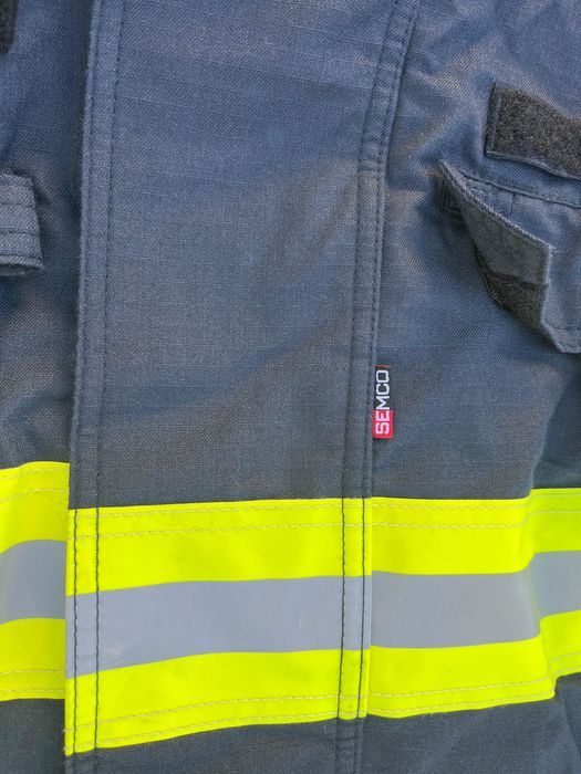 Costum de protectie pentru pompieri