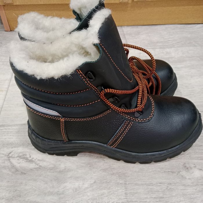 Продам спецобувь 42 размера