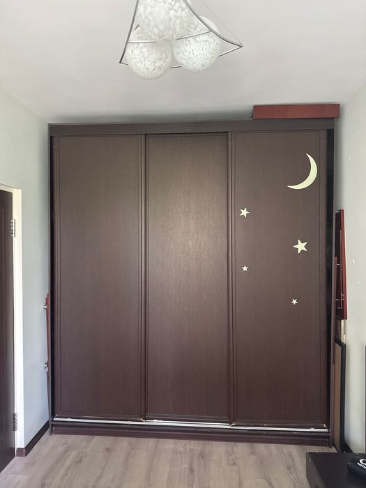 Мебель (кроватный гарнитур, столы, шкафы)