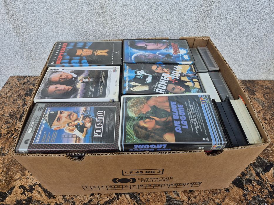 Vând 54 casete video VHS 80-120 minute, originale filme Razboi
