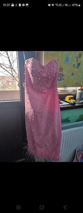Rochie roz cu perle si pene