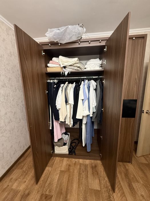 Шкаф в спальню с полками
