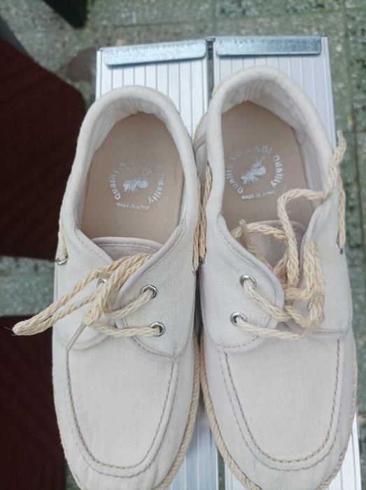 Номер 34. Естествен лак, кожена стелка. Нови. 25 лв.