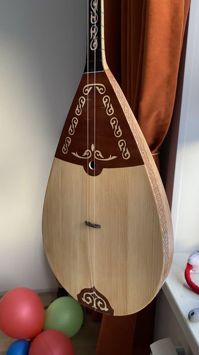 Продается Домбра из красного дерева