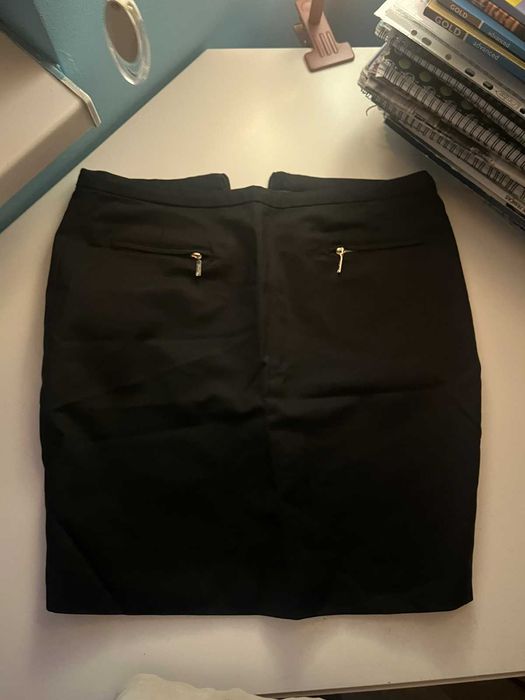 Черна официална пола до колената.