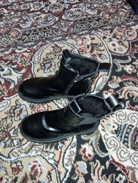 Qishga etik sotiladi srochna 1 kun kiyilgan holati yengi 40 razmer