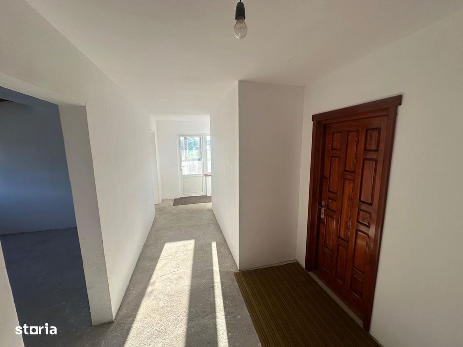 Casa/Hala 1000 mp p+1+m si cabana 130 mp, teren 977, 3 km  de Pitesti