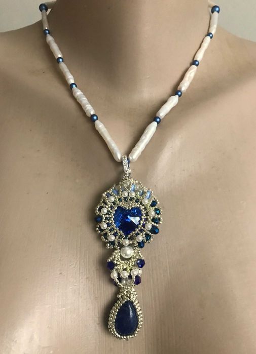 Colier handmade cu perle biwa naturalr albe,lapis lazuli si pandant