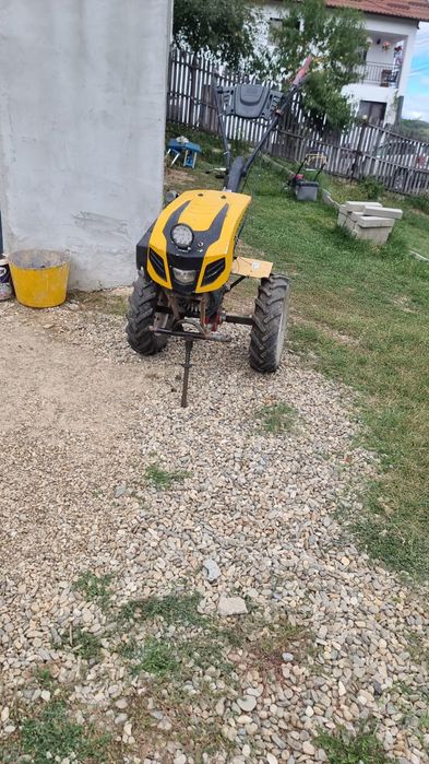 Salut vând motocultor