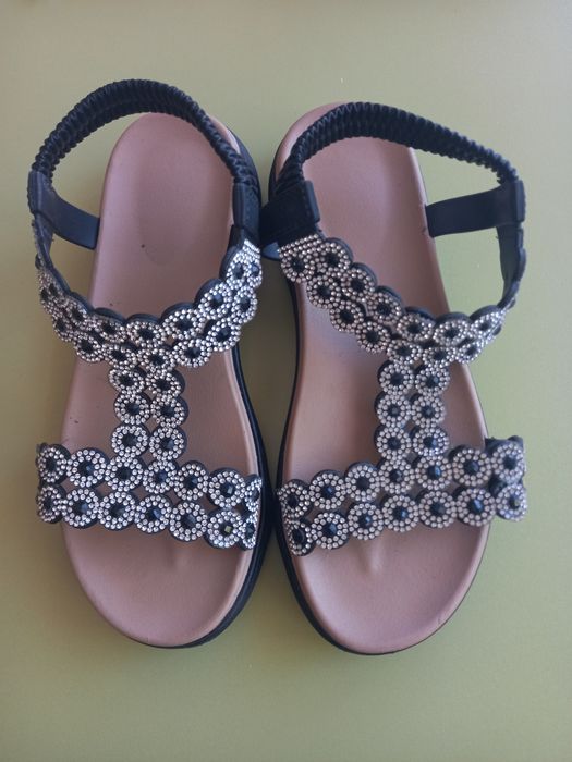 Черни обувки, удобни обувки и дамски сандали