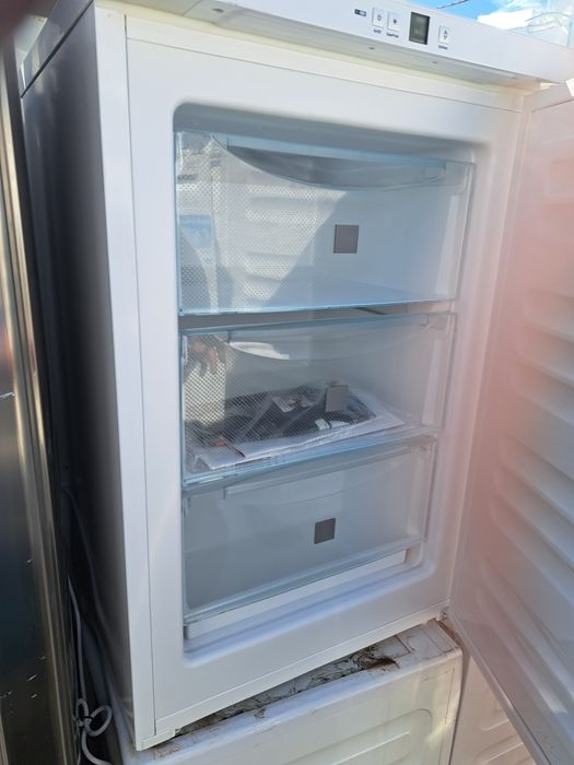 Vând congelator cu sertare