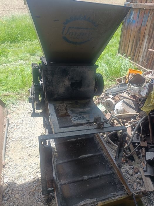 Vând moară cu valsuri.