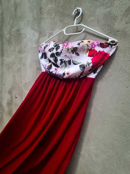 Rochie damă lungă bordo cu bust floral, fără bretele, mărime M