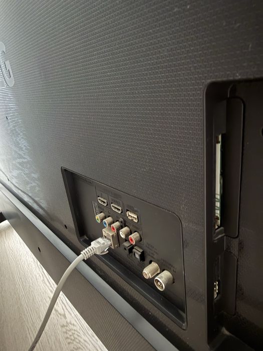 Продаю LG UHD телевизор 49''