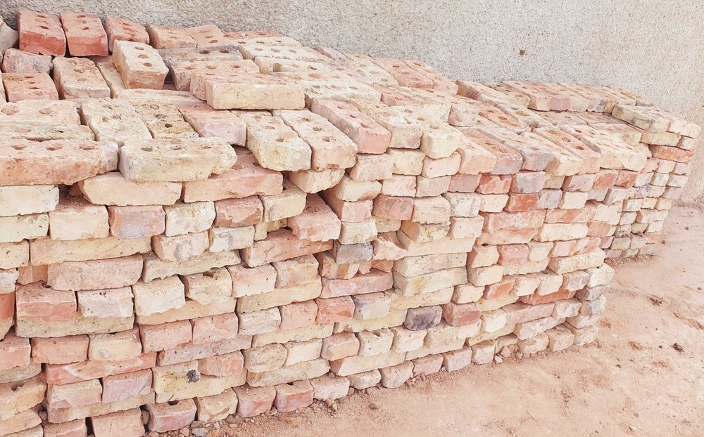 Продавам тухли единички и цигли – много здрави, запазени и изчистени.